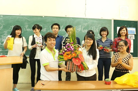 Đặng Thế Lịch (trái) tặng hoa sinh nhật cho một thành viên trong CLB Hoa Đá.